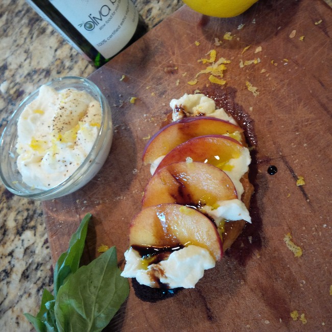 peach burrata balsamico crostini